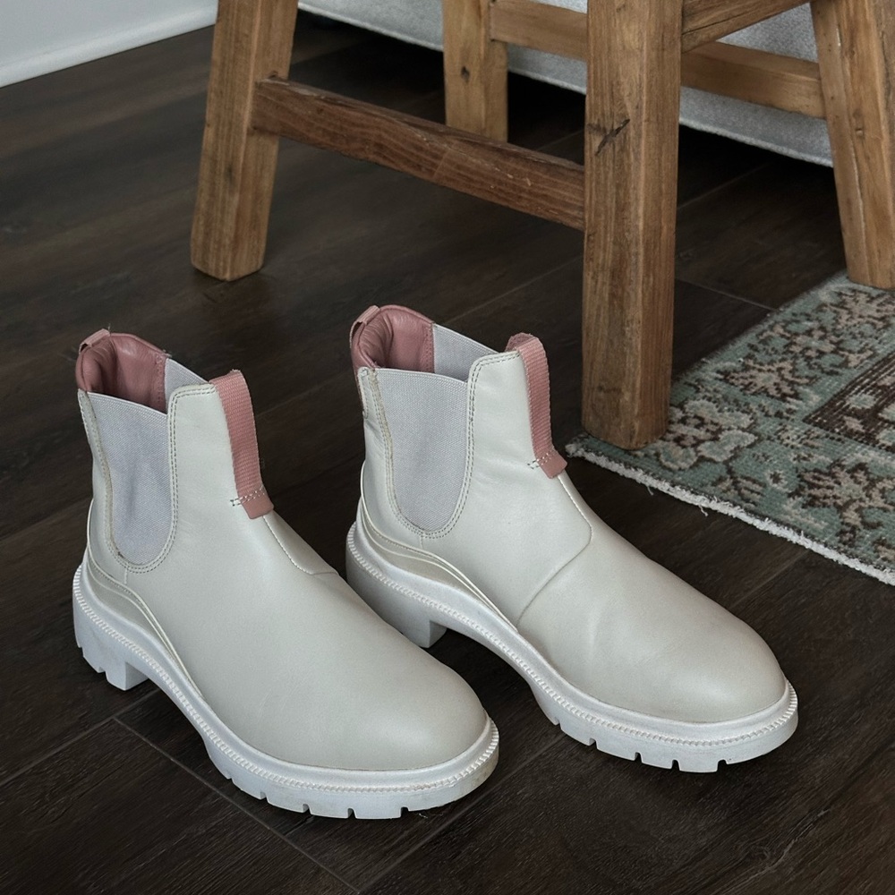 Olukai Women’s Hehi boots - Waterproof Chelsea Boots size 7.5